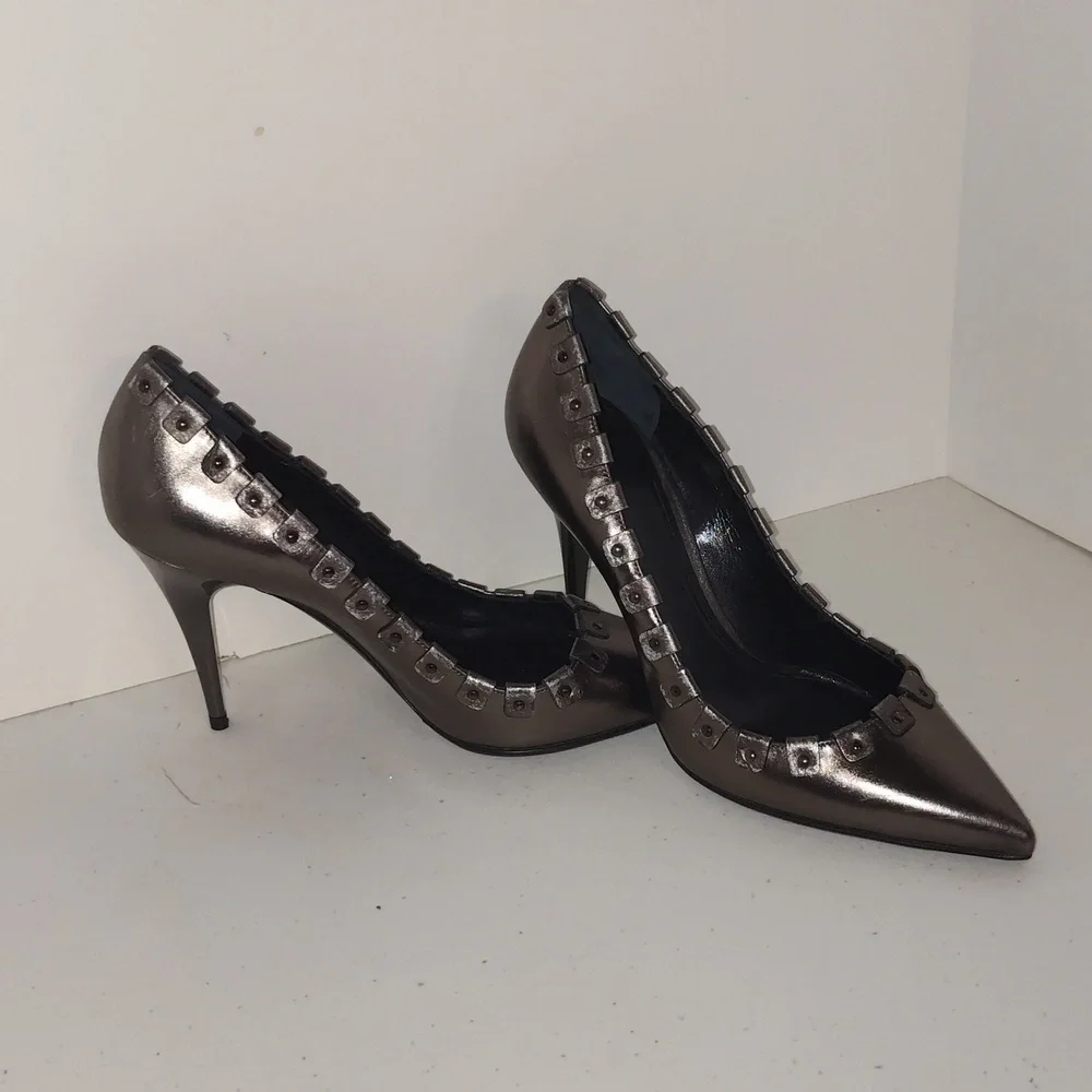 Burberry metallic Grey color Leather Pointy Toe Spike Heel Pumps 37.5 (6.5) (7)